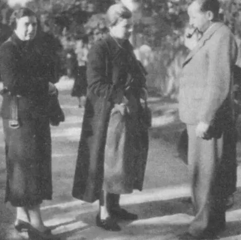 Ирина с Владо Клементисом и его женой Лидией Прага 1937 год Ирина с собакой - фото 24