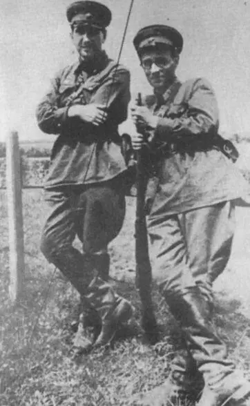 Борис Лапин справа и Захар Хацревин Под Киевом август 1941 года На - фото 27