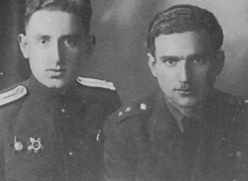 Иосиф слева и Эфраим Фишманы братья Фани Хелм Польша июль 1945 года - фото 35