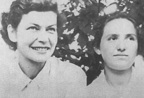 В пригороде Киева Ирпень июль 1949 года Ирина Ильинична и Фаня с собакой - фото 40