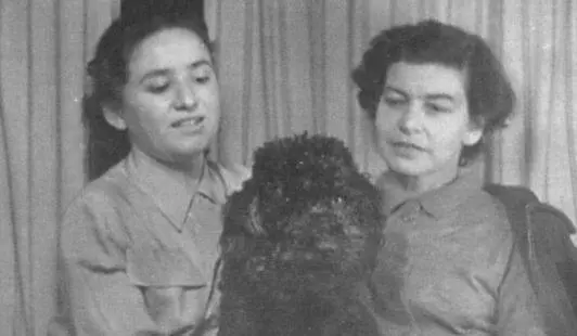Ирина Ильинична и Фаня с собакой Чукой Москва 1953 год Ирина Эренбург и - фото 41