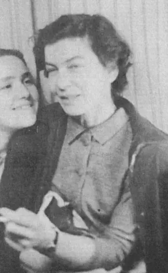 Москва 1954 год Ирина Эренбург с Иришей в гостях у Рождественских Роберта - фото 43