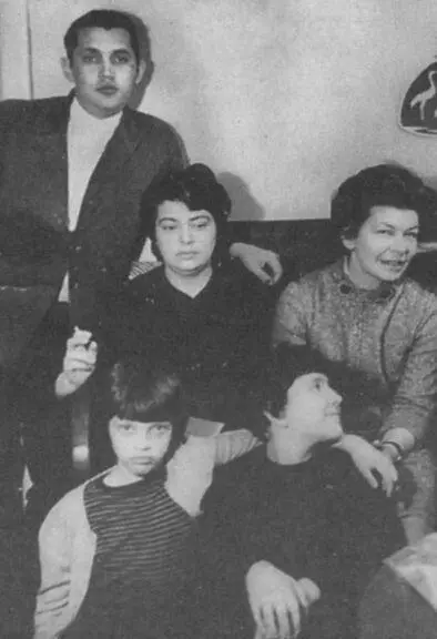 Ирина Эренбург с Иришей в гостях у Рождественских Роберта Аллы и их дочери - фото 44