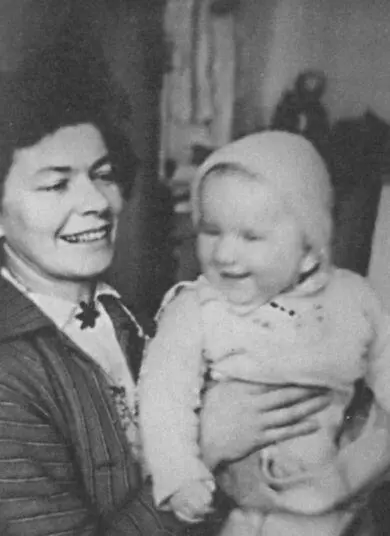 С внучкой Иришей Новый Иерусалим июль 1956 года Ирина Эренбург и Назым - фото 45