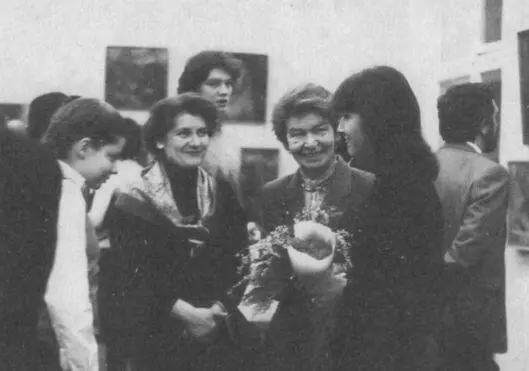 Первая выставка Ирины Щипачевой внучки Ирины Ильиничны слева Москва 1983 - фото 51