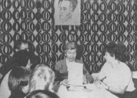 Ирина Ильинична среди преподавателей и учащихся школы имени И Г Эренбурга в - фото 53