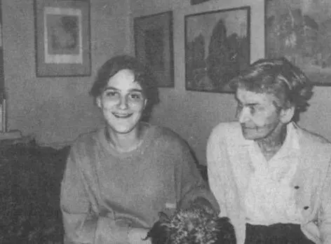 Со старшей правнучкой Анной Москва 1995 год С младшей правнучкой Любой - фото 56