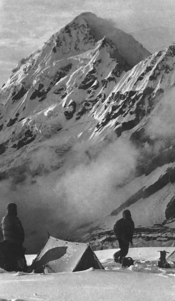 Лагерь II и вершина горы Уэдж Лагерь II и ребро Мыши Крутой снежный - фото 28
