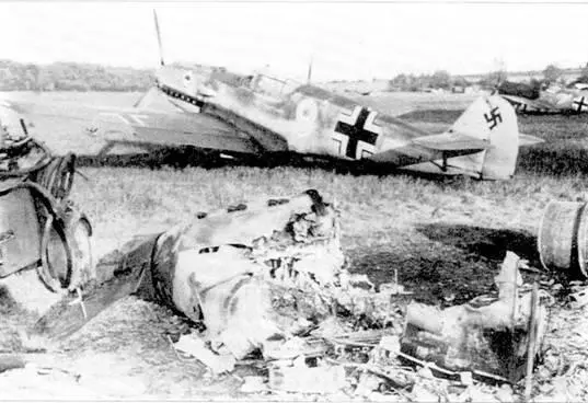 Bf 109Е из II 53 на одном из аэродромов во Франции май 1940 г На переднем - фото 54