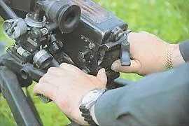 При стрельбе гранатомёт удерживается двумя руками за рукоятки Управление огнём - фото 10