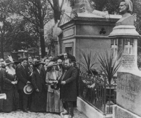 Паломники на кладбище ПерЛашез у могилы Оноре де Бальзака и его супруги Фото - фото 71