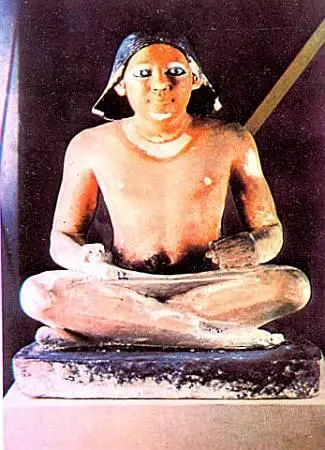 Раскрашенная статуэтка писца IV династия Грамотные люди пользовались в - фото 7