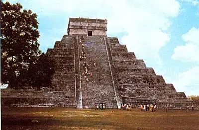 В центре большой площади в ЧиченИце одном из главных городовруин майя стоит - фото 63