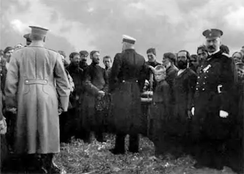 П А Столыпин разговаривает с хуторянами близ Москвы Август 1910 г Павел - фото 28