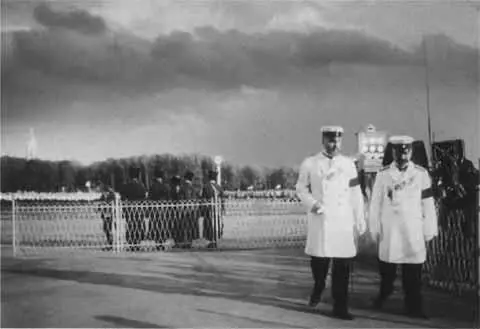 П А Столыпин и киевский генералгубернатор А Гирc перед Высочайшим смотром - фото 31