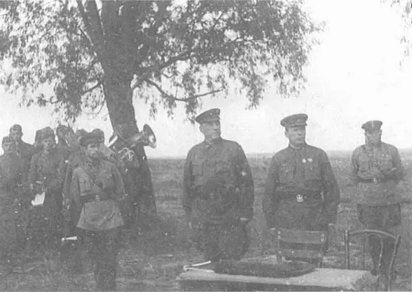 Вручение наград в одной из стрелковых дивизий На Уфе Весна 1942 г Генерал - фото 49