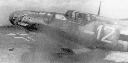 Поднимая клубы пыли на излет выруливает Bf 109G6 us IIJG51 аэродром острова - фото 160