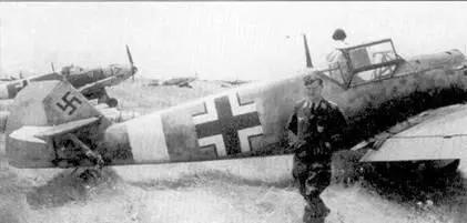 Рассредоточенные на летном поле сицилийскского аэродрома истребители Bf 109Е7 - фото 189