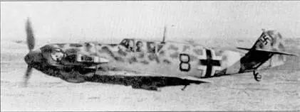 На снимке камуфлированный истребитель Bf 109Е7Trop с бортовым номером 8 - фото 193