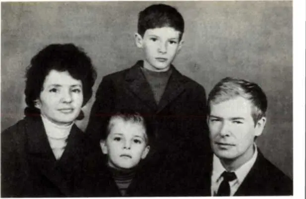 Семья Бакатиных 1970 г Людмила Антоновна жена Александр старший сын - фото 7