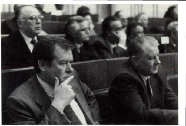 На сессии Верховного Совета СССР 1989 г В коридорах власти После перво - фото 12