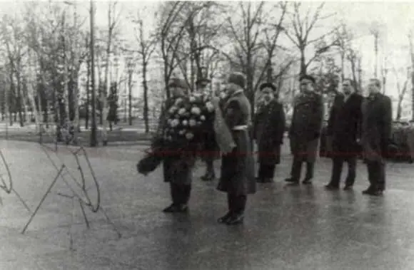 Возложение венка к могиле Неизвестного солдата 10 ноября 1990 г Во время - фото 16
