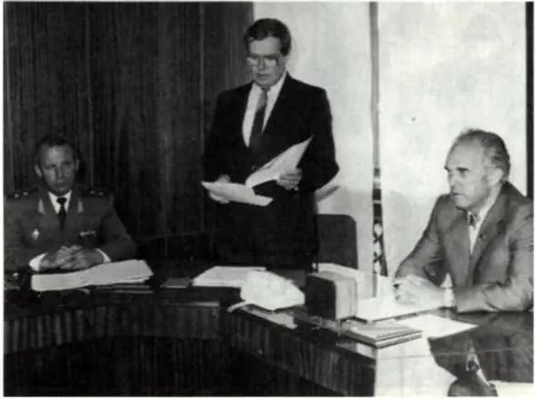 Во время визита на Украину в 1990 г в качестве министра внутренних дел СССР - фото 17