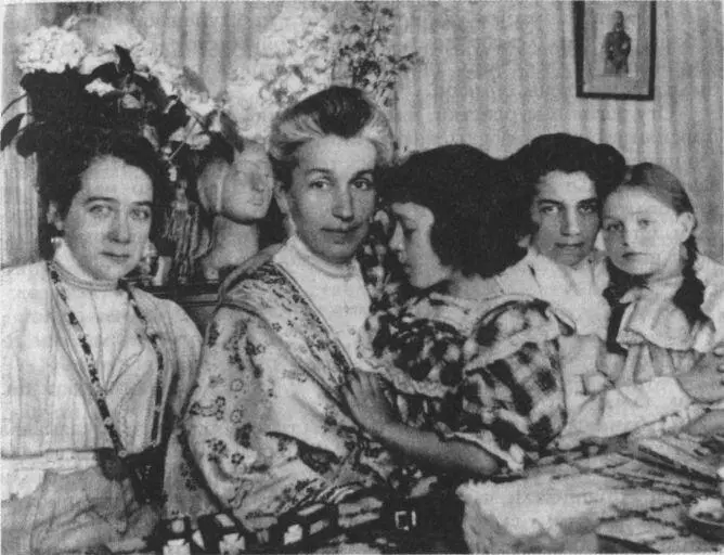 Е И Струковская Е А АндрееваБальмонт с дочерью Ниной А Н Иванова с - фото 33