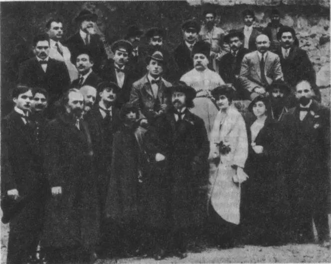 К Д Бальмонт в группе 1915 г Кутаиси По дороге в Москву Бальмонт едет на - фото 43