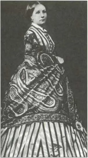 Женщина в кашемировой шали XIX в В 1807 году из Кашмира приехал с тюками - фото 42