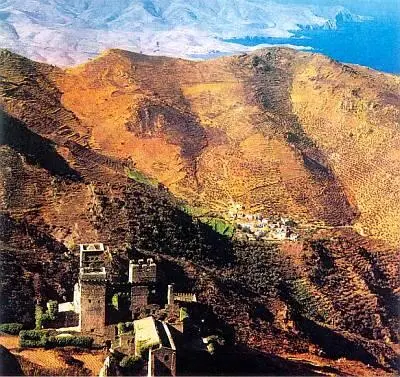 Каталонский пейзаж с похожим на крепость бенедиктинским монастырем XI в - фото 15