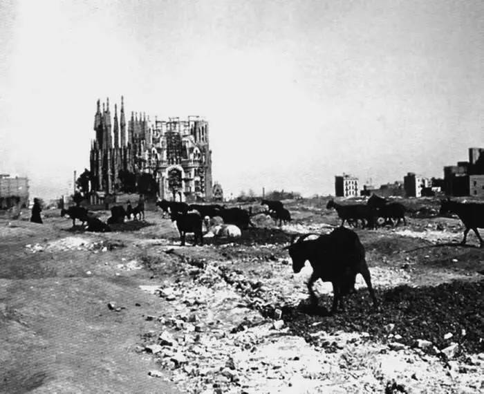 На строительстве собора Саграда Фамилиа в 1915 году Уже после трагической и - фото 118