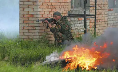 Даже ходить следует только там где указано Самая безопасная на вид лужайка - фото 51