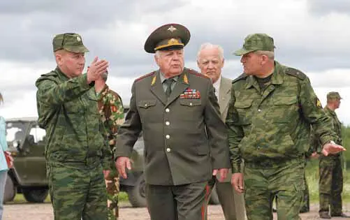 Единственный в мире ныне живущий маршал артиллерии В М Михалкин инспектирует - фото 59