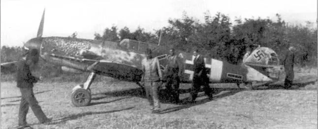 На этом Bf 109F часто летал ведомый командира IIJG52 Йоханнеса Штейнхофа - фото 106