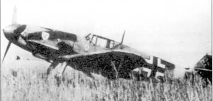На капоте двигателя Bf 109F4trop хорошо видна эмблема 3й эскадры Удет - фото 111