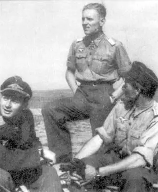 На снимке марта 1944 г слева направо командир 8JG52 лейтенант Фридрих - фото 143