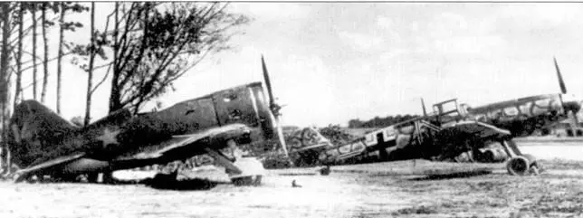 Захваченный советский аэродром И16 стоит рядом с Bf109F из IIJG54 - фото 8