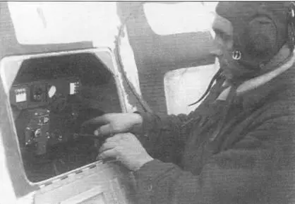 Механик работает с бортовой радиостанцией FuG16Z самолета Hs129B2 Восточный - фото 88