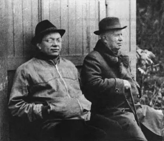 Сергей Хрущев слева со своим отцом Н С Хрущевым спустя семь лет после его - фото 3