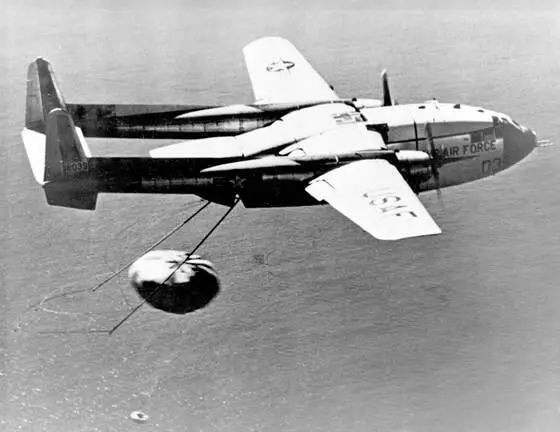 Самолет С119 военновоздушных сил подхватывает в полете шпионские фотографии - фото 10