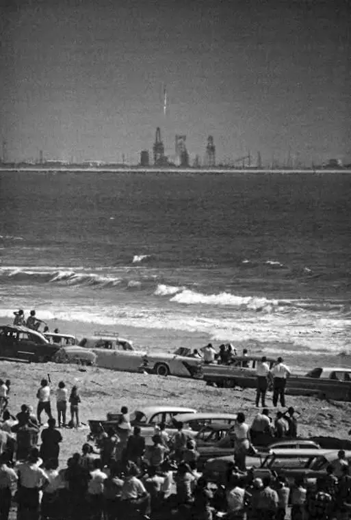 На фотостарт первого в Соединенных Штатах пилотируемого космического - фото 13