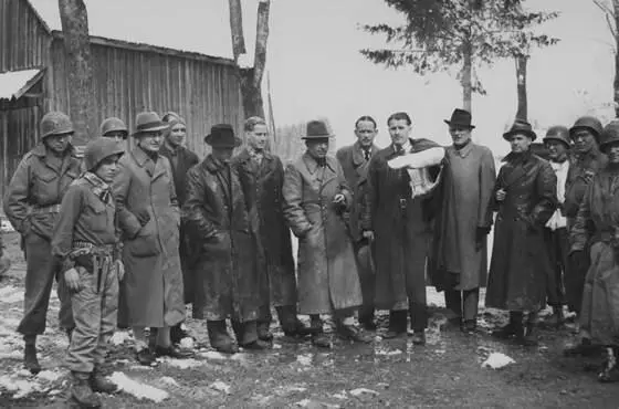 Вернер фон Браун с коллегами после сдачи в плен американской армии в 1945 году - фото 26