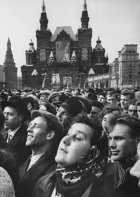 Народный герой взволнованные и гордые русские проходят по Красной площади - фото 35