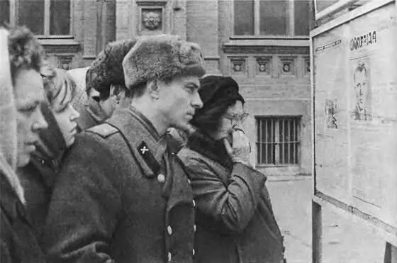 Утрата героя москвичи читают о гибели Гагарина март 1968 года Прощание с - фото 44