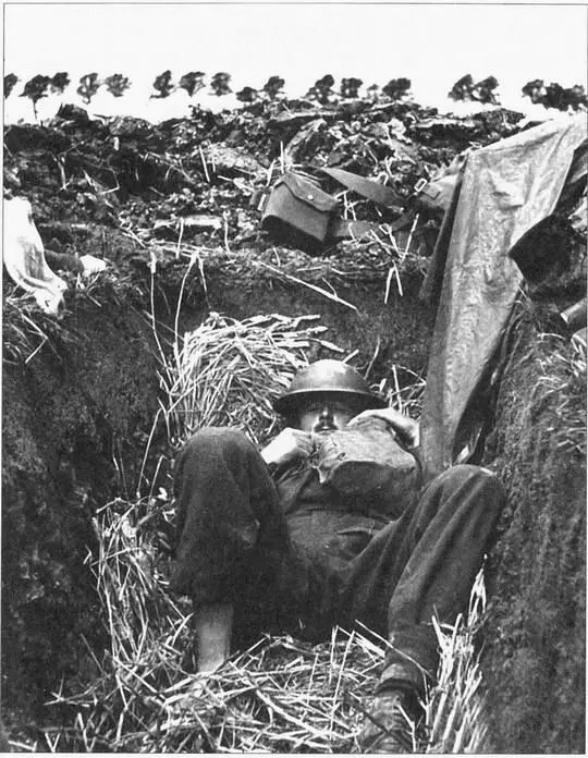 Британский пехотинец отдыхает в перерыве между бомбардировками Катера и - фото 35