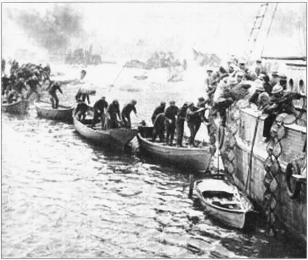 Погрузка на корабли Корабли разбомбленные германской авиацией у - фото 37