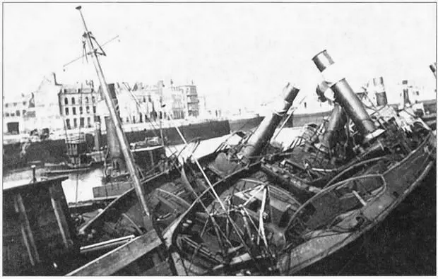 Корабли разбомбленные германской авиацией у французского берега Британские - фото 38