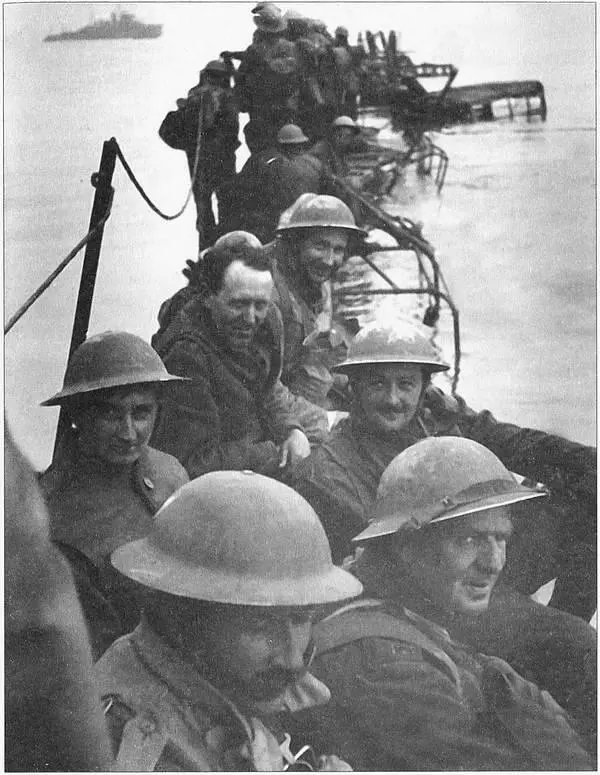 Британские солдаты покидают Дюнкерк Британское и французское военное - фото 39