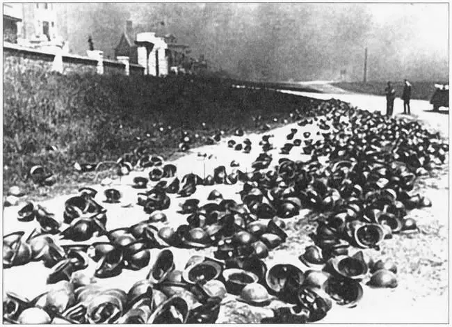 На пляжах Дюнкерка немцы обнаружили тысячи брошенных британских касок - фото 43